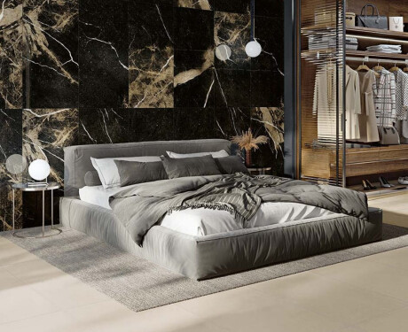 Γυαλισμένο πλακάκι δαπέδου Pierre Black 120x120 εκ., μαύρο γυαλιστερό με χρυσές νευρώσεις, διορθωμένο A4H197